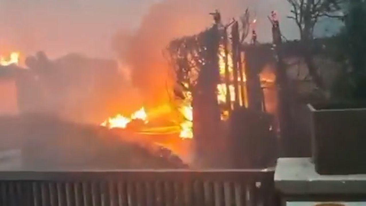 Terrifying moment Madrid homes threatened by raging wildfire