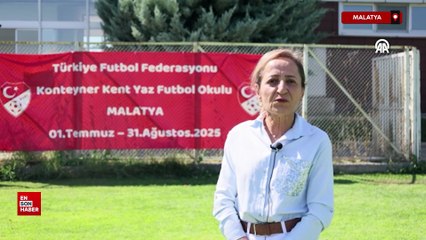 Malatya'da  çocuklar, çim sahada futbol eğitimi alıyor