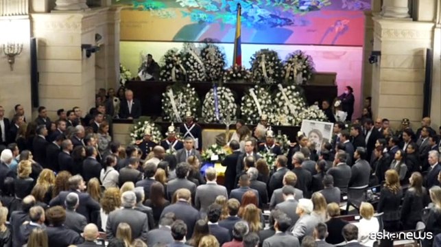 La bara di Uribe avvolta nei colori della bandiera della Colombia