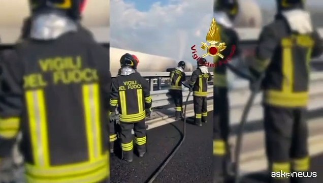Incendio di un'autocisterna su A1 Milano-Napoli, tratta ancora chiusa