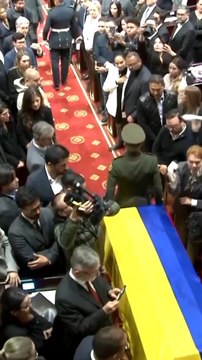 El senador colombiano Miguel Uribe es velado en el Capitolio Nacional