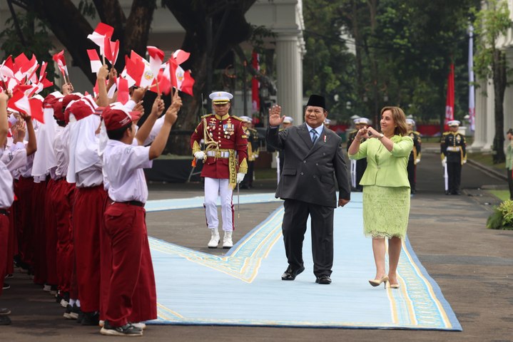 Prabowo Sambut Presiden Peru di Istana Merdeka, Ribuan Pelajar Ikut Meriahkan