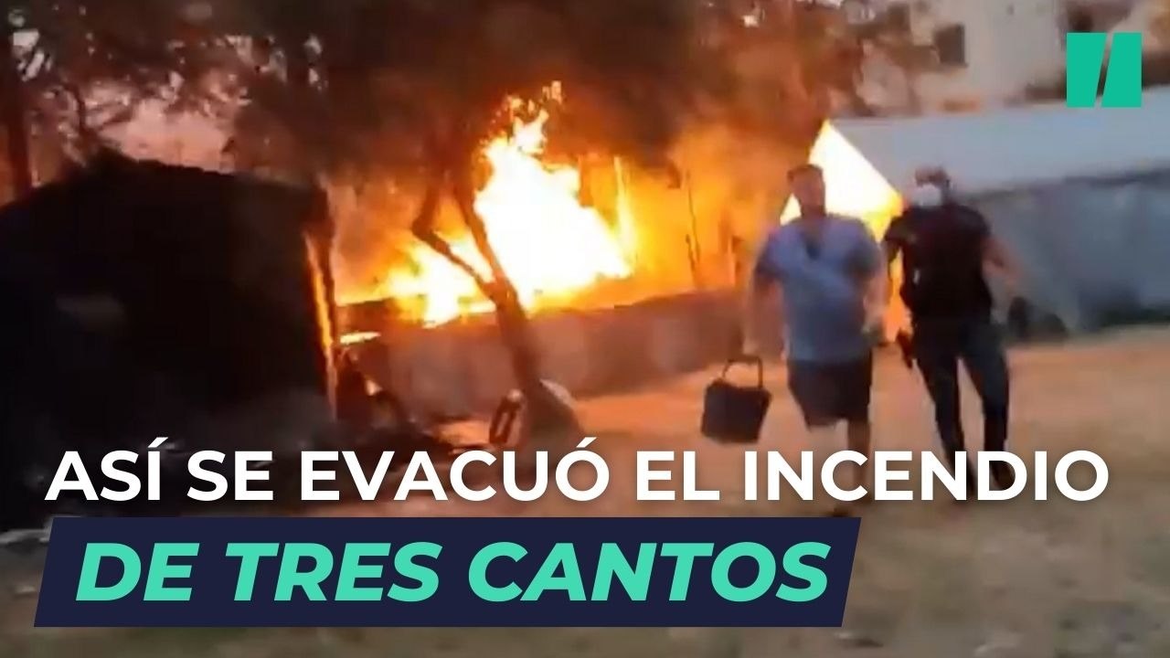 Evacuación de vecinos de la localidad de Tres Cantos (Madrid) con motivo del incendio declarado ayer por la noche.