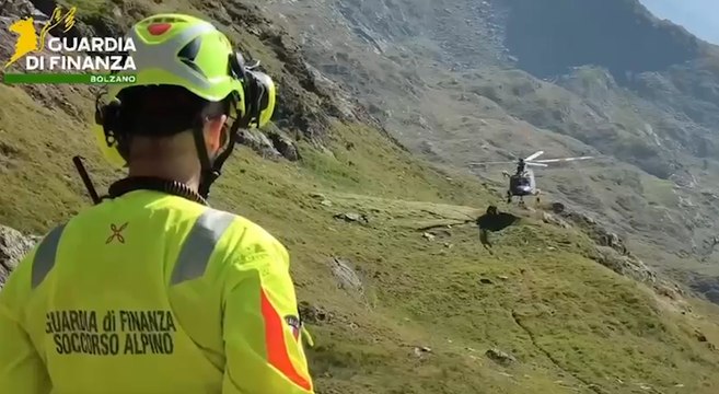 Padre e figlio muoiono precipitando dal sentiero in val Passiria: il volo dell'elicottero della Finanza