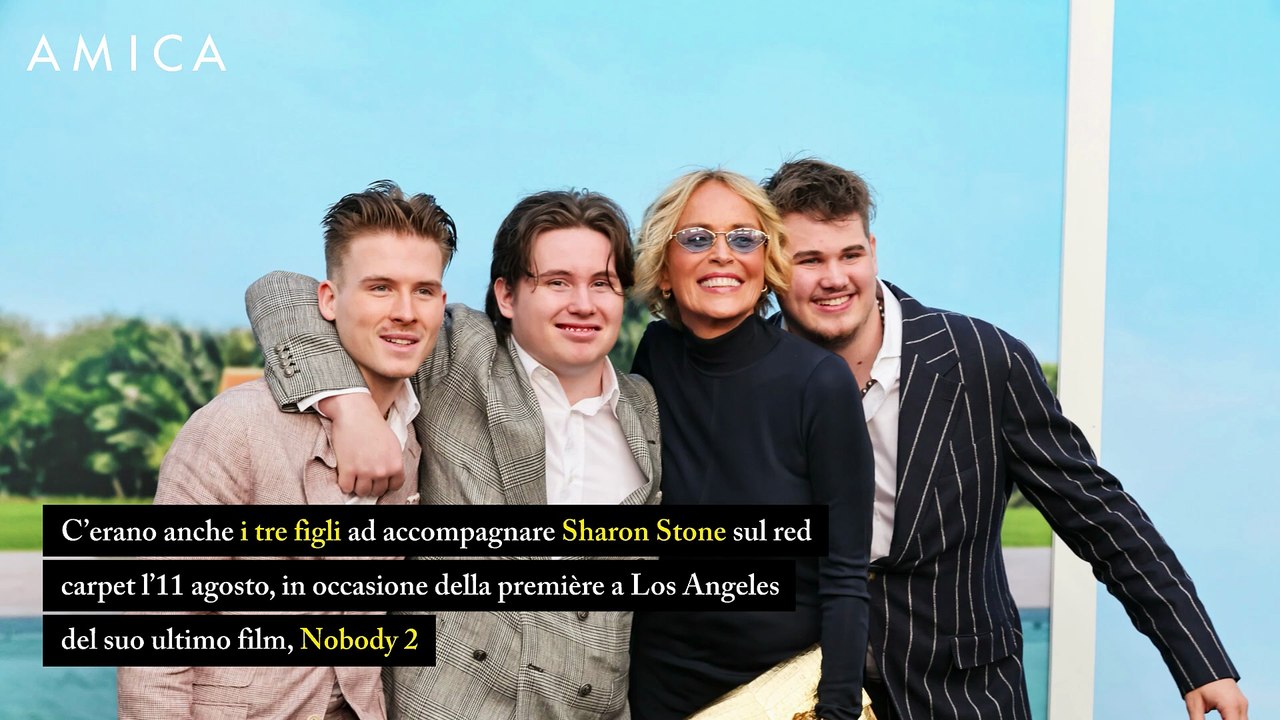 Sharon Stone raggiante, in un raro red carpet con i tre figli