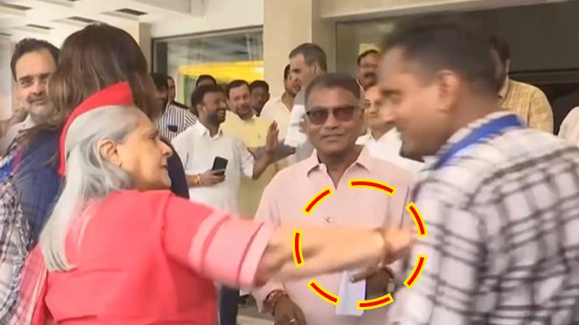 Jaya Bachchan Angry Today Video: क्या कर रहे हैं आप? Pushes Fan & Scroll For Clicking Selfie...