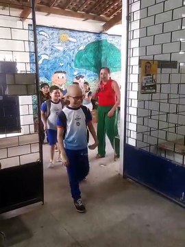 Criança recebe homenagens em escola após vencer o câncer