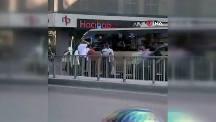 Esenyurt'ta kornaya kızdı şoförü tekme tokat dövdü!