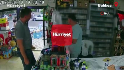 Sındırgı’da ağır hasarlı binada deprem anı kamerada