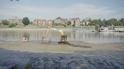 Clean-up work begins on London's 'wet wipe island'