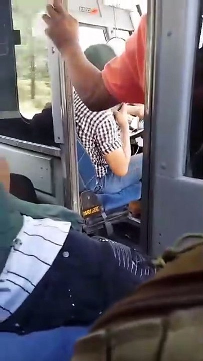 Captan a busero mensajeando mientras maneja en...