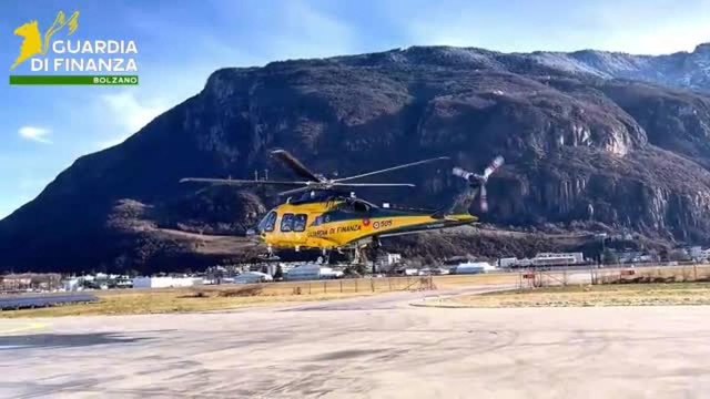 Val Passiria, padre e figlio muoiono scivolando dal sentiero: le ricerche dall'elicottero della guardia di finanza