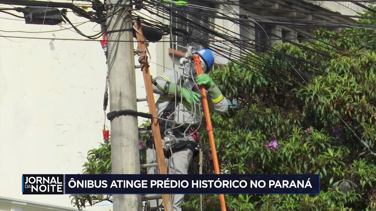 Acidente entre carro e ônibus destrói fachada de prédio e deixa pessoas feridas em Curitiba