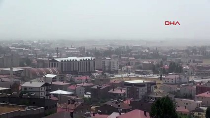 Çöl tozu bir ilçeyi esir aldı! Göz gözü görmüyor