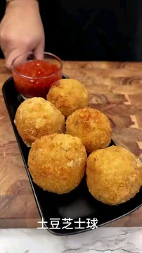 Crunchy crispy potato cheese balls recipe#fypageシ #foryourpage #partyfood #cooking #homecooking #yummyfood #Goodfood #cookinglover #viral #simplerecipe #cookingideas #recipe #deliciousfood #snacks #potatocheese #potatocheeseballs #cheeseballs #crispy
