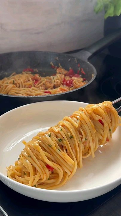 Ofcourse my favourite, comfy food, easy and fast. Pastaaa#fypageシ #foryourpage #partyfood #cooking #homecooking #yummyfood #Goodfood #foodlovers #eating #cookinglover #viral #simplerecipe #cookingideas #recipe #deliciousfood #pasta #shrimp #aglioolio