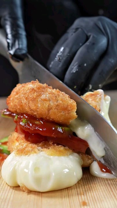 Crispy and crunchy melting cheese sandwiches.#fypageシ #foryourpage #cooking #homecooking #goodfood  #creamycheese #foodlovers #recipe #simplerecipe #foodie #yummyfood #creamy #deliciousfood #viralrecipe #burger #bigburger #burgerking #cheesesandwich