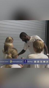 Los jugadores del Real Madrid firman a los aficionados en la previa de su amistoso ante el Tirol