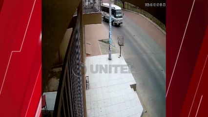 Video: ​Una pasajera sale expulsada de la ventana de un micro tras choque en Santa Cruz