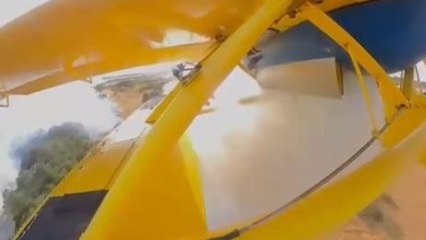 Este es un avión terrestre pilotado por Carlos mientras descarga agua.