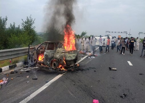 VEDIO...ALWAR...दिल्ली-मुंबई सुपर एक्सप्रेस-वे पर कार में लगी आग, 3 लाख की नकदी व सोने के जेवर राख