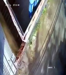 Denuncian a hondureña que daña a escobazos cámaras de seguridad en SPS