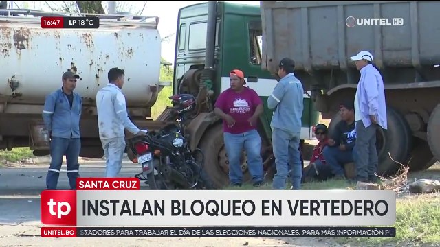 Bloqueo en el vertedero de Santa Cruz impide ingreso de basura; trabajadores exigen sueldos atrasados​​​​​​​