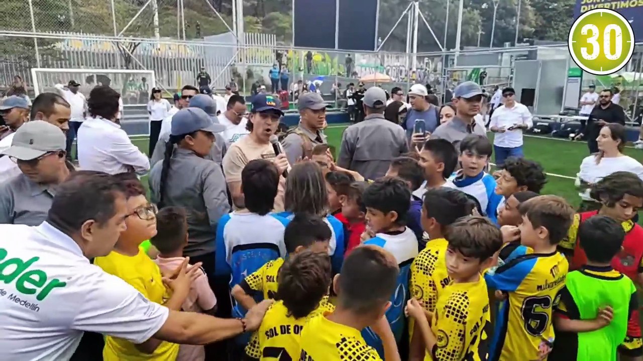 Alcalde Federico Gutiérrez hace entrega de cancha sintética Estación Miraflores
