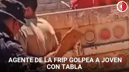 Agente de la Fuerza de Reacción Inmediata Pakal golpea a joven con tabla