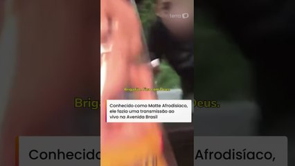 ‘Tu é famoso?’: influencer tem celular roubado por falsos ambulantes durante live no RJ #shorts