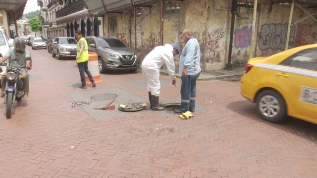 Desbordamiento de aguas servidas afecta a comerciantes, turistas y residentes del Casco Antiguo