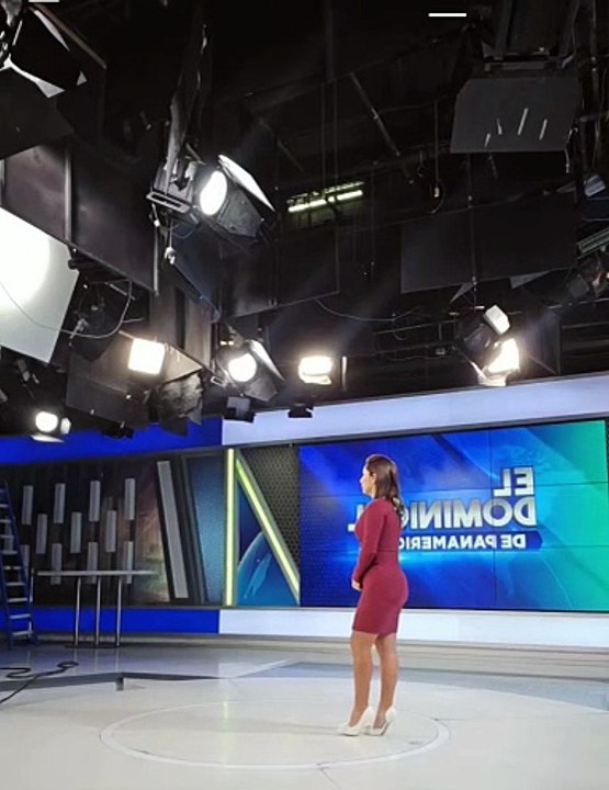 Thalia Rosales bella periodista de Panamericana Televisión, presentando El Dominical