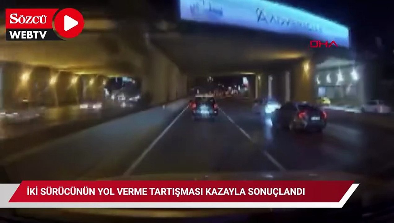 Ataşehir D-100 Karayolu'nda iki sürücünün yol verme tartışması kazayla sonuçlandı