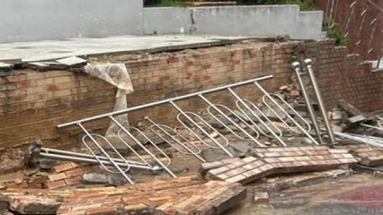 [제보영상] 아파트 담장 무너져...소방, 통제선 치고 안전조치 / YTN