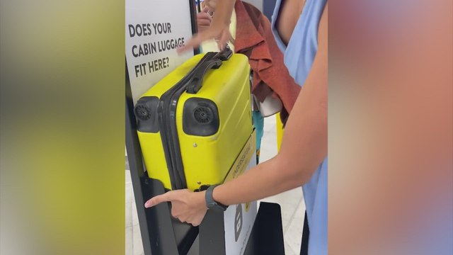Una mujer tiene problemas para meter la maleta en el medidor de la aerolínea y la solución sorprende al mundo: “Es una icono”