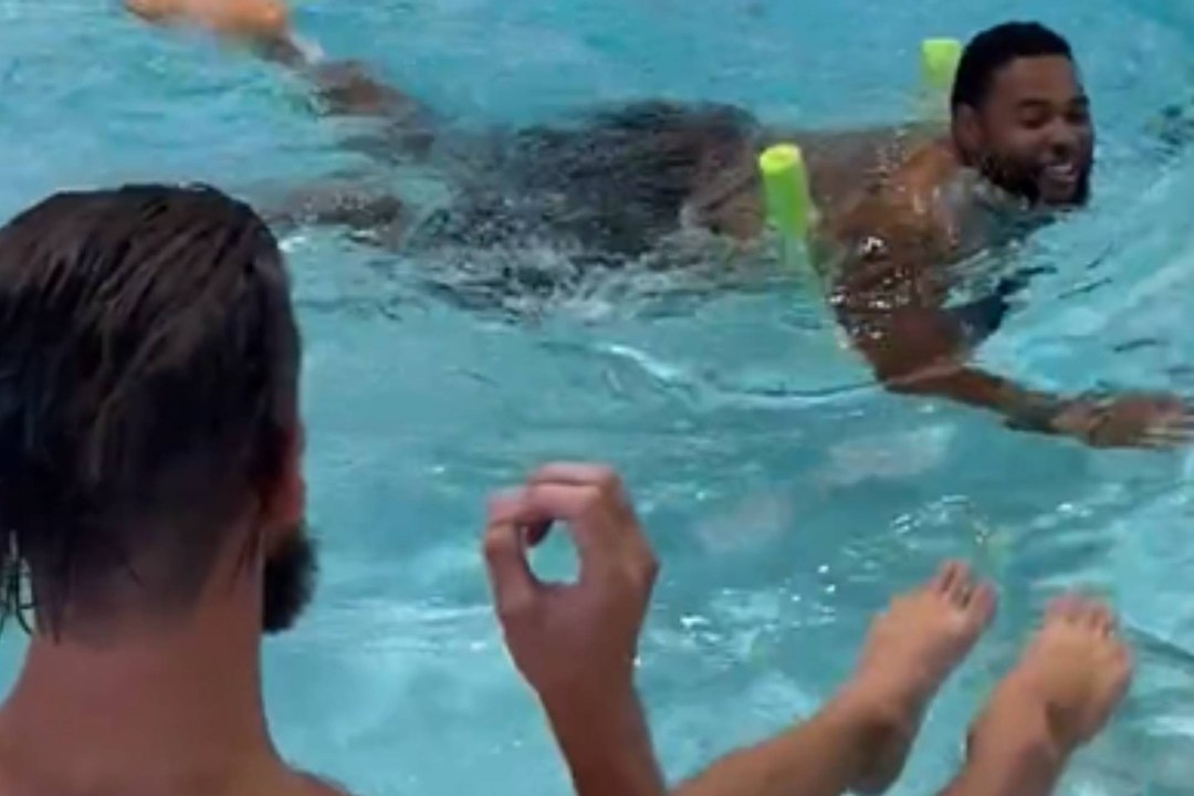 Michael Phelps enseña a nadar a los jugadores de los Ravens de la NFL