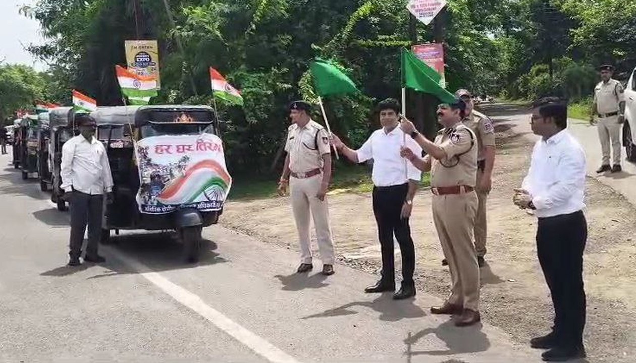 हर घर तिरंगा अभियान के तहत निकाली ऑटो रिक्शा रैली
