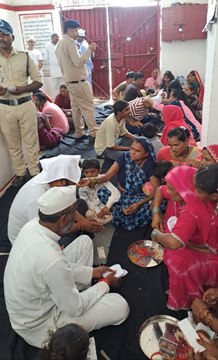 आंसुओं से भीगी रेशम की डोर, जेल में बहनों ने भाईयों को बांधी राखी