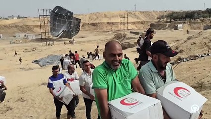 Filistinliler, paraşütle indirilen insani yardım malzemelerine akın etti