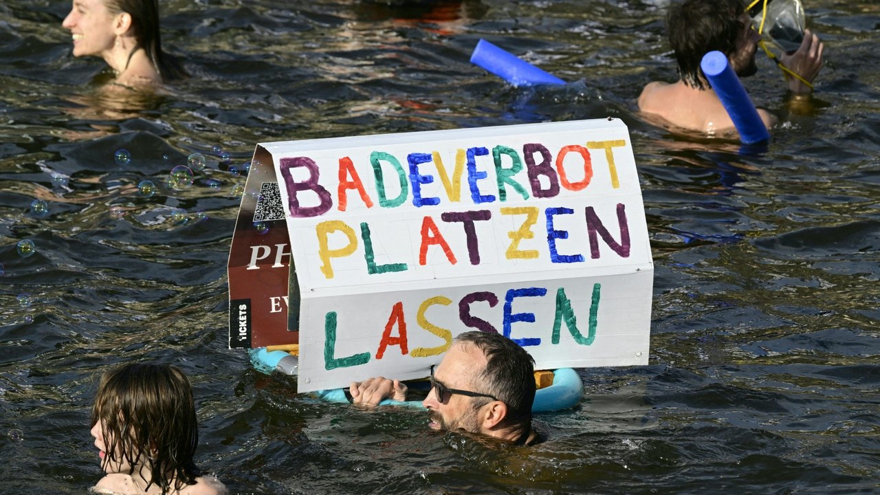 Hunderte Berliner bei Bade-Demo in der Spree
