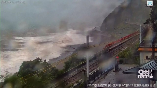 Podul tayfunu Tayvan’ı vurdu: Okullar kapalı, uçuşlar iptal!