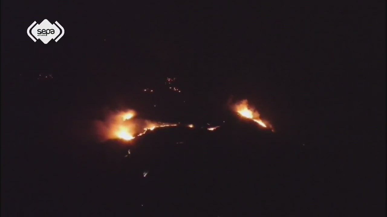 Las primeras imágenes del incendio de Castro en Cangas del Narcea (Asturias)