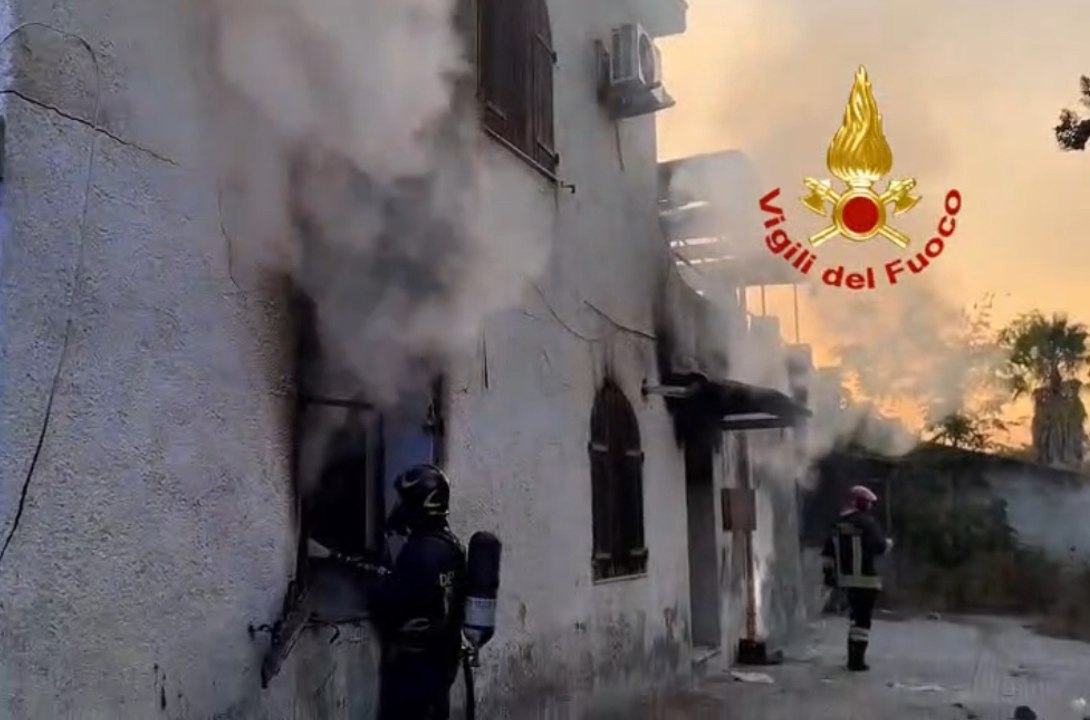 Incendio in un'abitazione a Sassari: Vigili del fuoco in azione per domare le fiamme