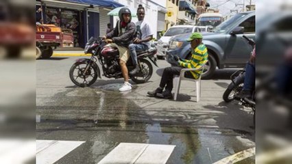 Desborde sanitario causa mal olor en la avenida Mella