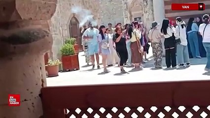 Van'da tarihi camiye uygunsuz kıyafetlerle girilmesi tepki topladı