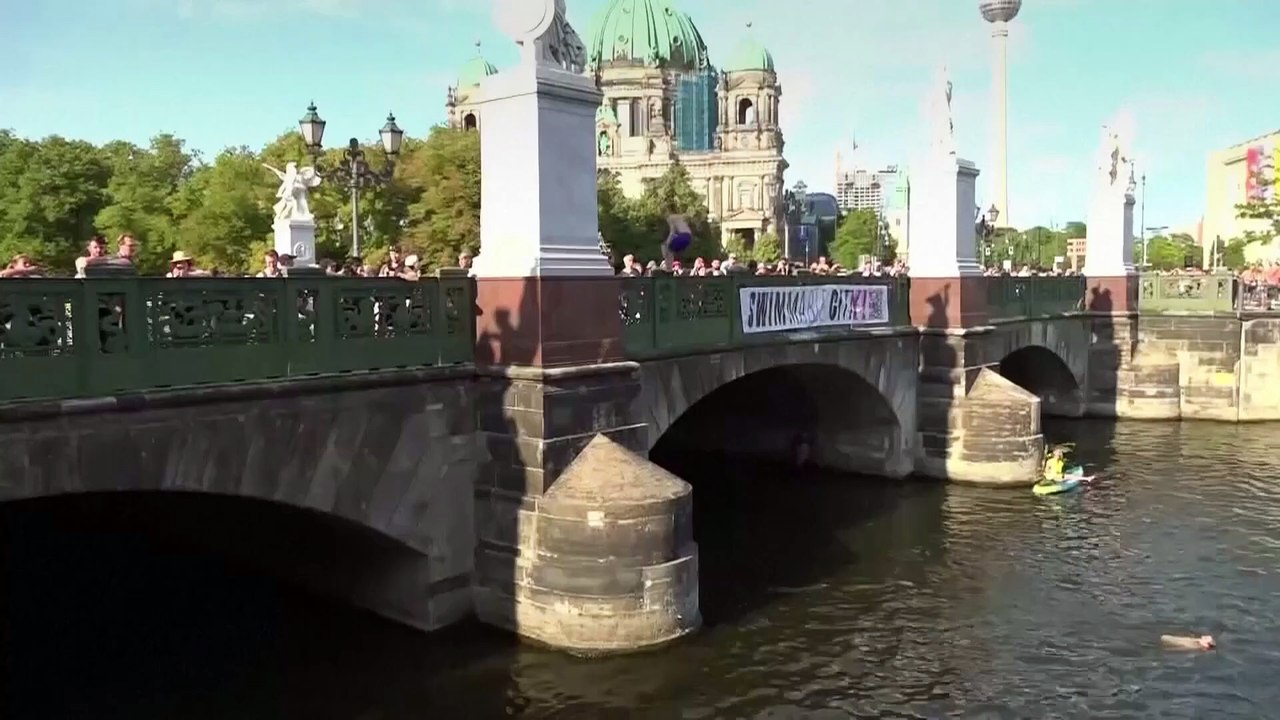 Berliner demonstrieren in der spree, um aufhebung des verbots von 1925 zu fordern