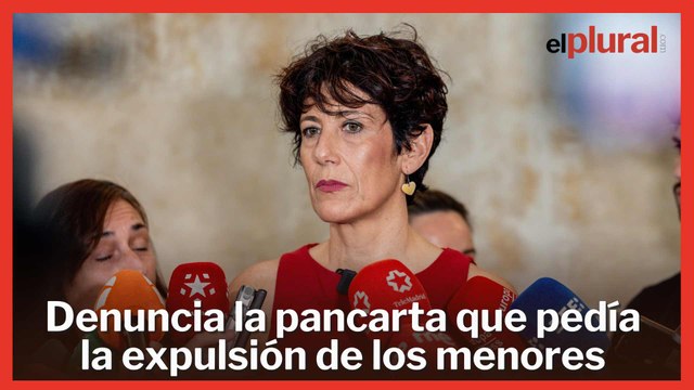 El Gobierno retira una pancarta nazi frente al centro de los primeros menores trasladados desde Canarias