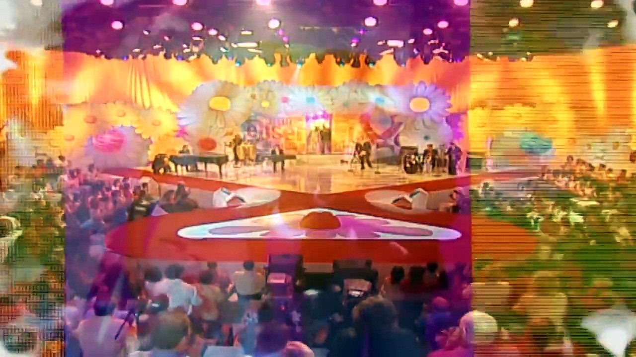 Zazie et Corneille — “Le soleil donne” — Zazie et Corneille (A. Souchon / L. Voulzy — adaptation anglaise : P. Brown) | Chantons ensemble contre le Sida — © 2004 TF1 VIDEO