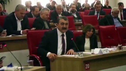 AKP'ye geçeceği söylenilen Özlem Çerçioğlu AKP'ye geçen belediye başkanına tepki göstermişti