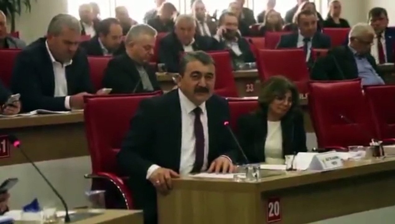 AKP'ye geçeceği söylenilen Özlem Çerçioğlu AKP'ye geçen belediye başkanına tepki göstermişti